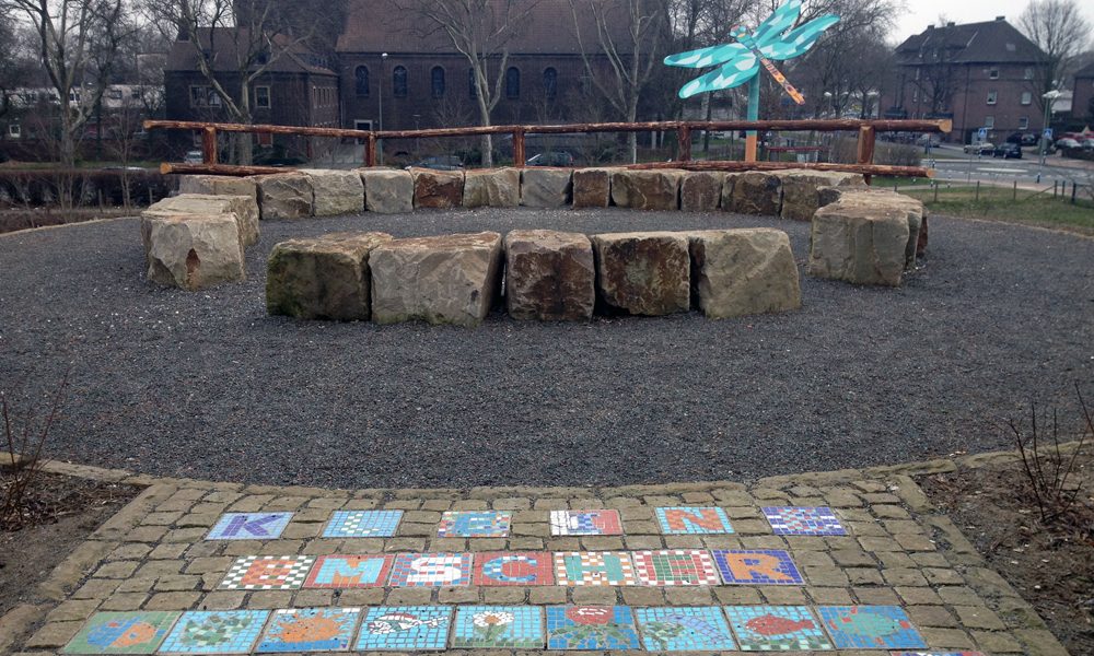 Marxloh: Hier wirkten die Schülerinnen und Schüler der Grundschule am Park zusammen mit dem Künstler Sebastian Becker bei der Ausgestaltung einer Aussichtsterrasse mit. Foto: EGLV