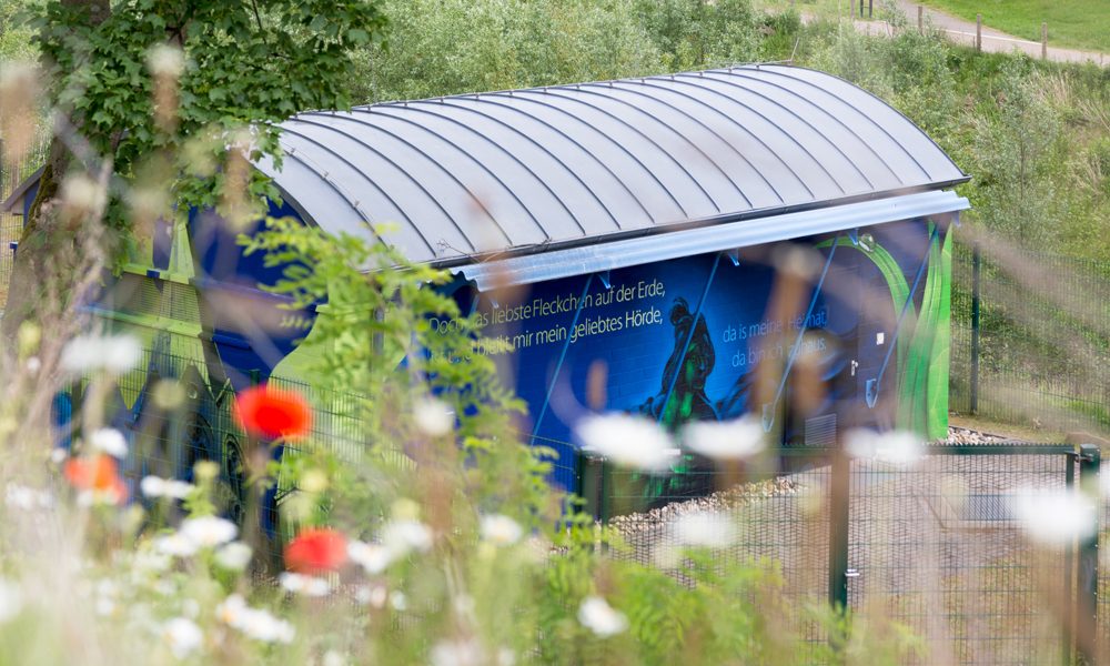 Hörde: In einer offenen Beteiligungsaktion lieferten Bürgerinnen und Bürger dem Fassadenkünstler Marten Dalimot die Motive für die Fassadengestaltung. Foto: Helge Jahn/EGLV