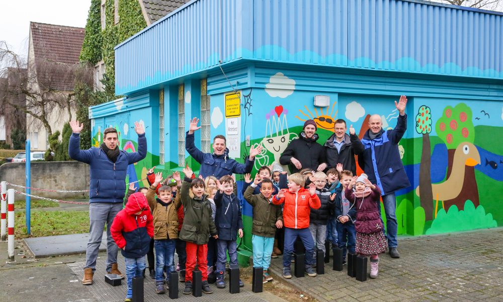 Mengede: Der Fassadenkünstler Oliver Marks gestaltete in Zusammenarbeit mit der Emschergenossenschaft und einer örtlichen Kindertagesstätte die Fassade eines Betriebsgebäudes. Foto: Helge Jahn/EGLV