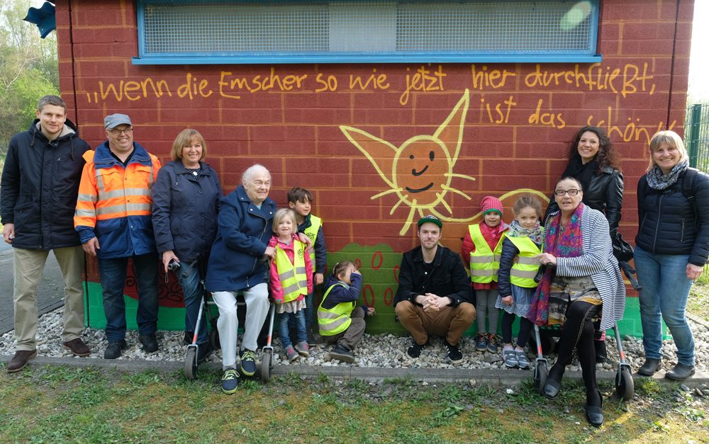 Dorstfeld-Süd: Die Emschergenossenschaft und der Fassadenkünstler Oliver Marks verfolgten hier einen generationsverbindenden Ansatz und bezogen sowohl die örtliche KiTa Josef Bartoldus als auch das Seniorenhaus Vinzenz in die Gestaltung mit ein. Foto: EGLV